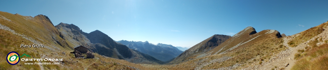 34 Passo di Publino con Biv. Pedrinelli e vista in Valsambuzza.jpg